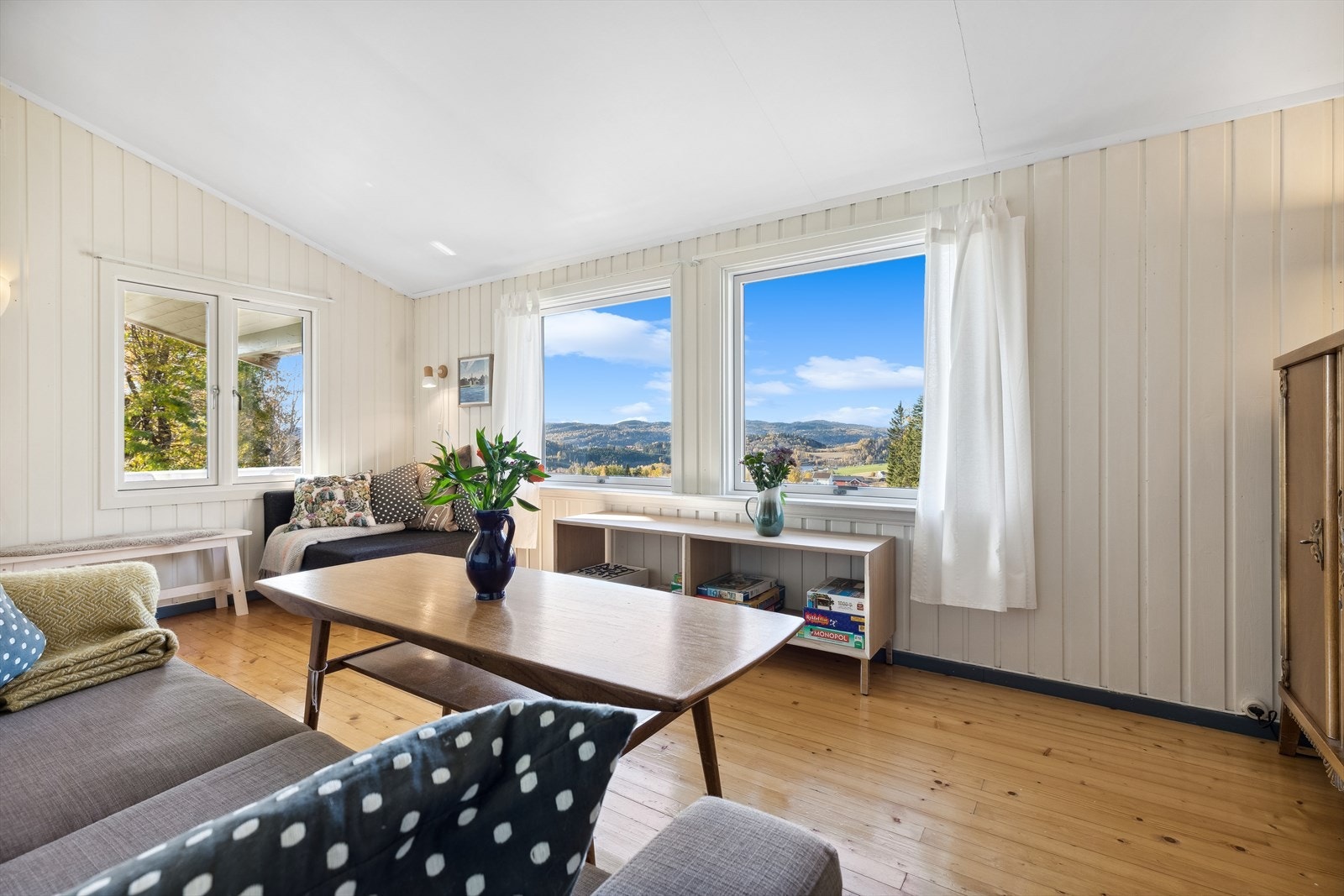 Koselig stue, med plass til sofa og godstol. Galleribilde