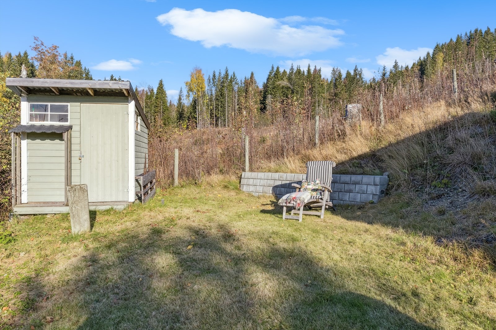 Uthus med plass til redskap og ved. Galleribilde