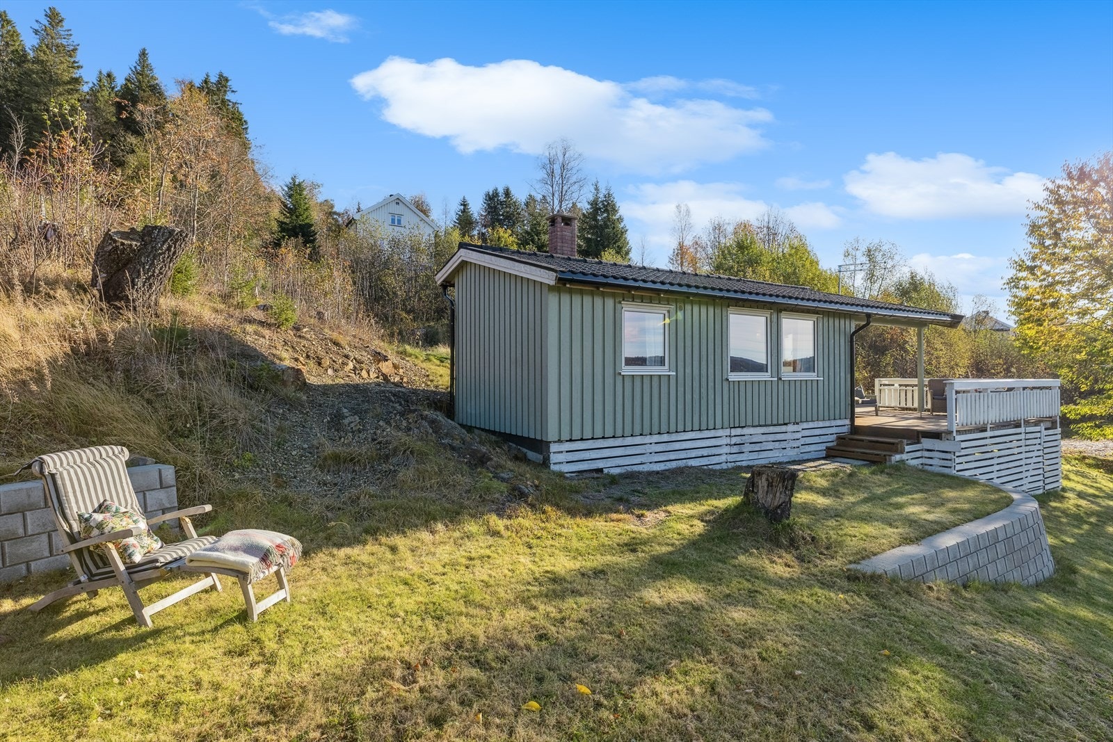 Tomt på ca 1,5 mål, hvor man har god boltreplass for både to - og fire bente. Galleribilde