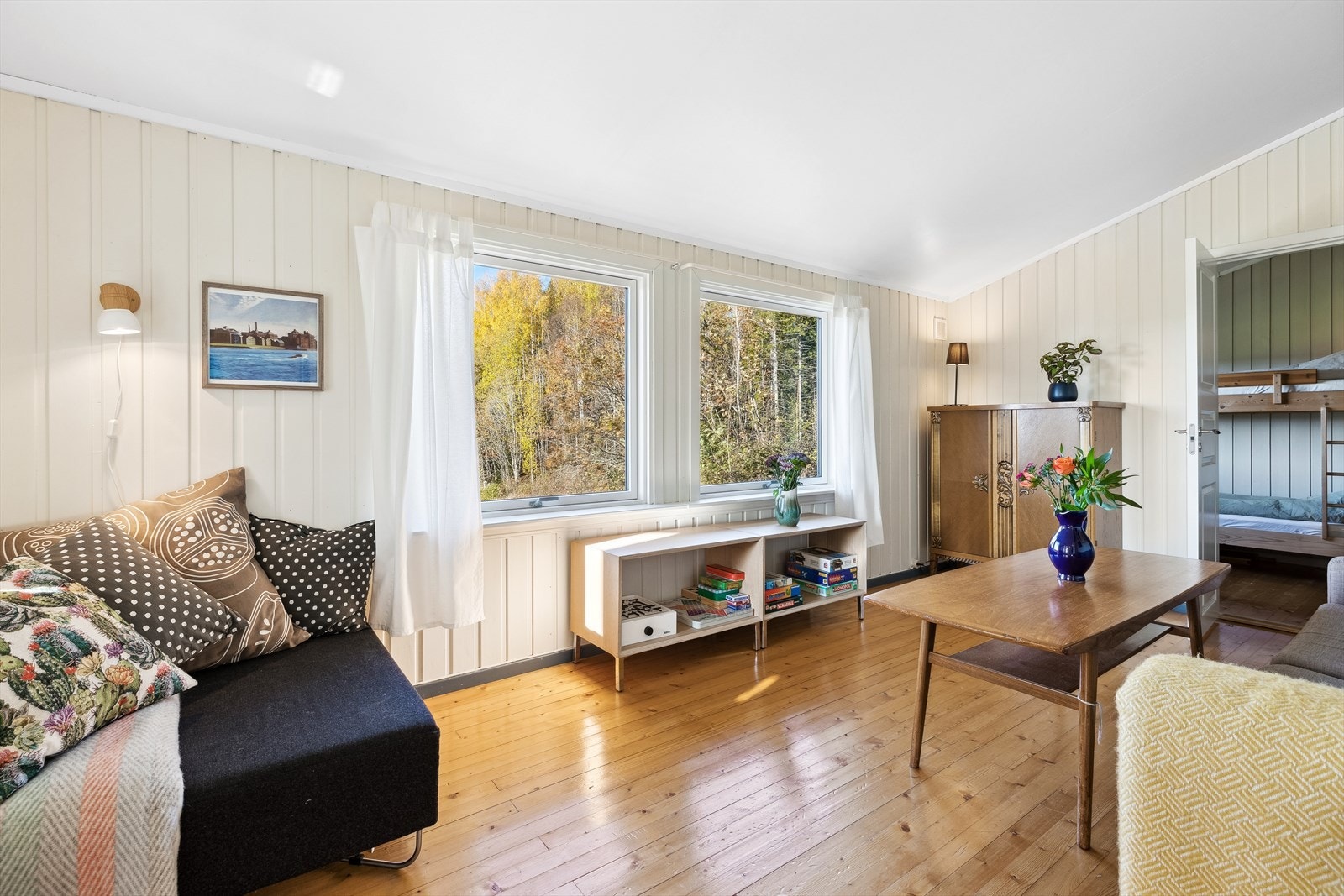 Flott tregulv og malt panel på veggene. Galleribilde