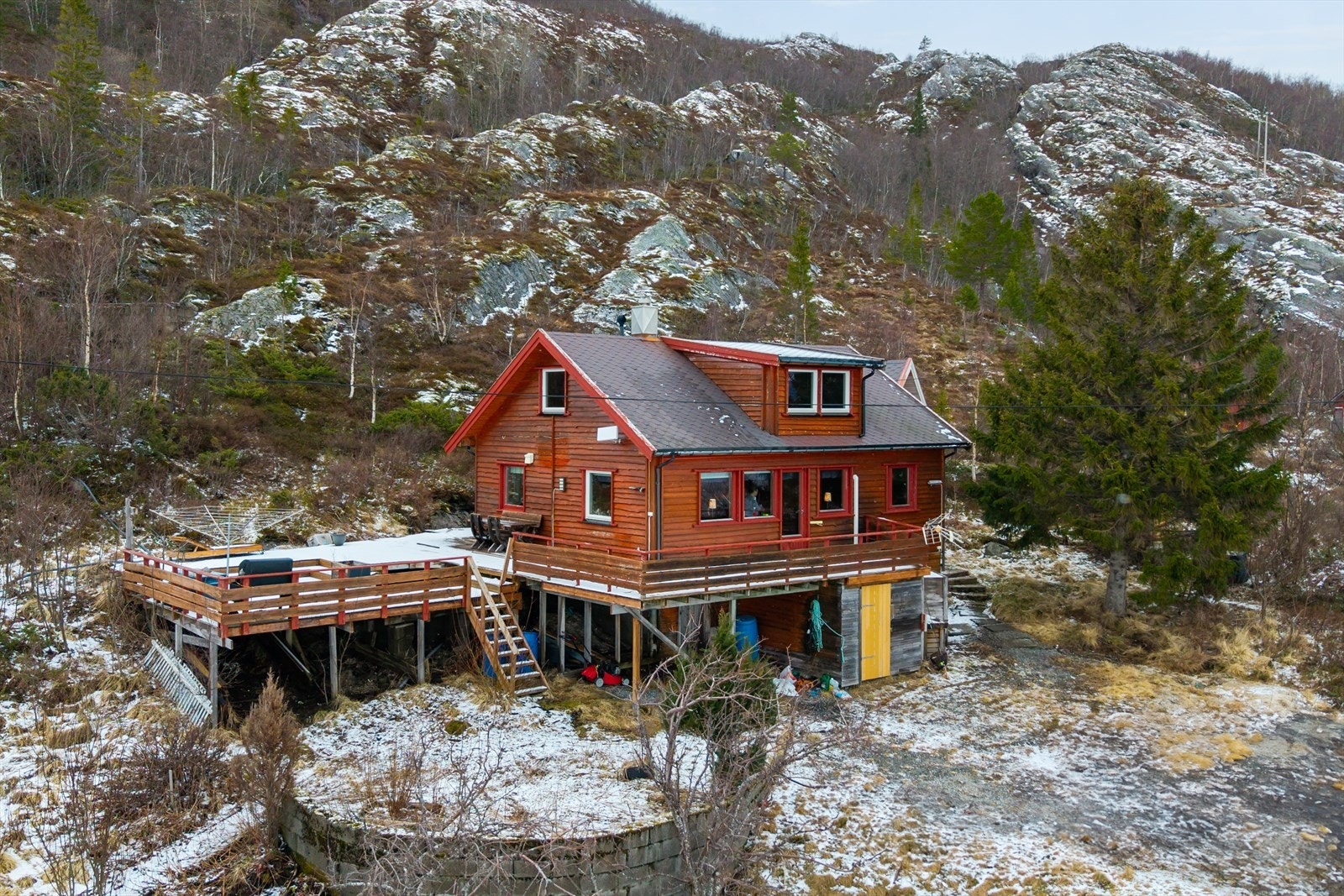 Stor og flott fritidseiendom med nydelig utsikt nært havet - Romslig terrasse på 50 kvm - Fantastiske fiskemuligheter Galleribilde