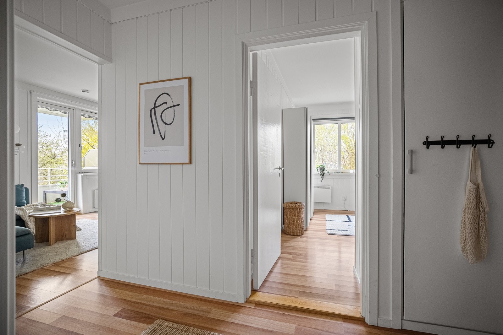 Entré med praktisk plassbygd kott. Galleribilde