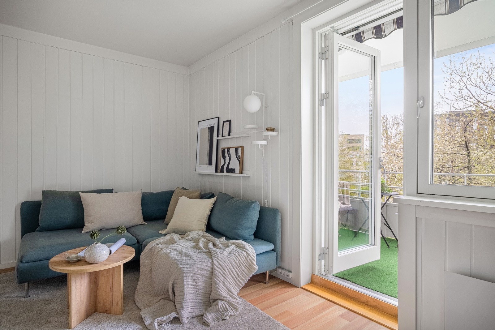 Stue med utgang til balkong. Galleribilde