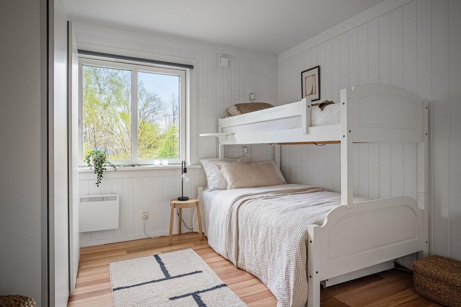 Romslig soverom med skyvedørsgarderobe. Galleribilde