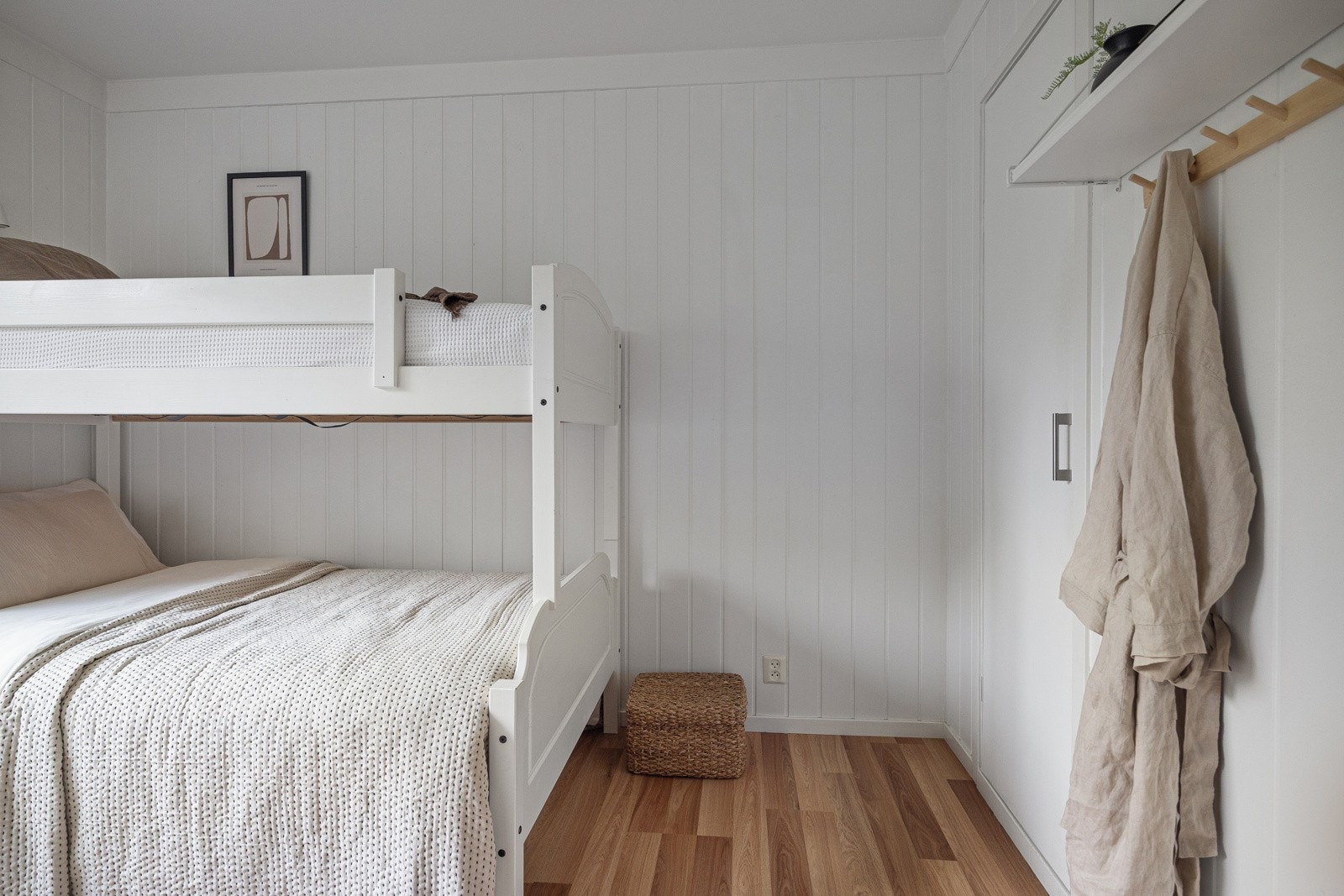 Soverom med praktisk plassbygd kott. Galleribilde