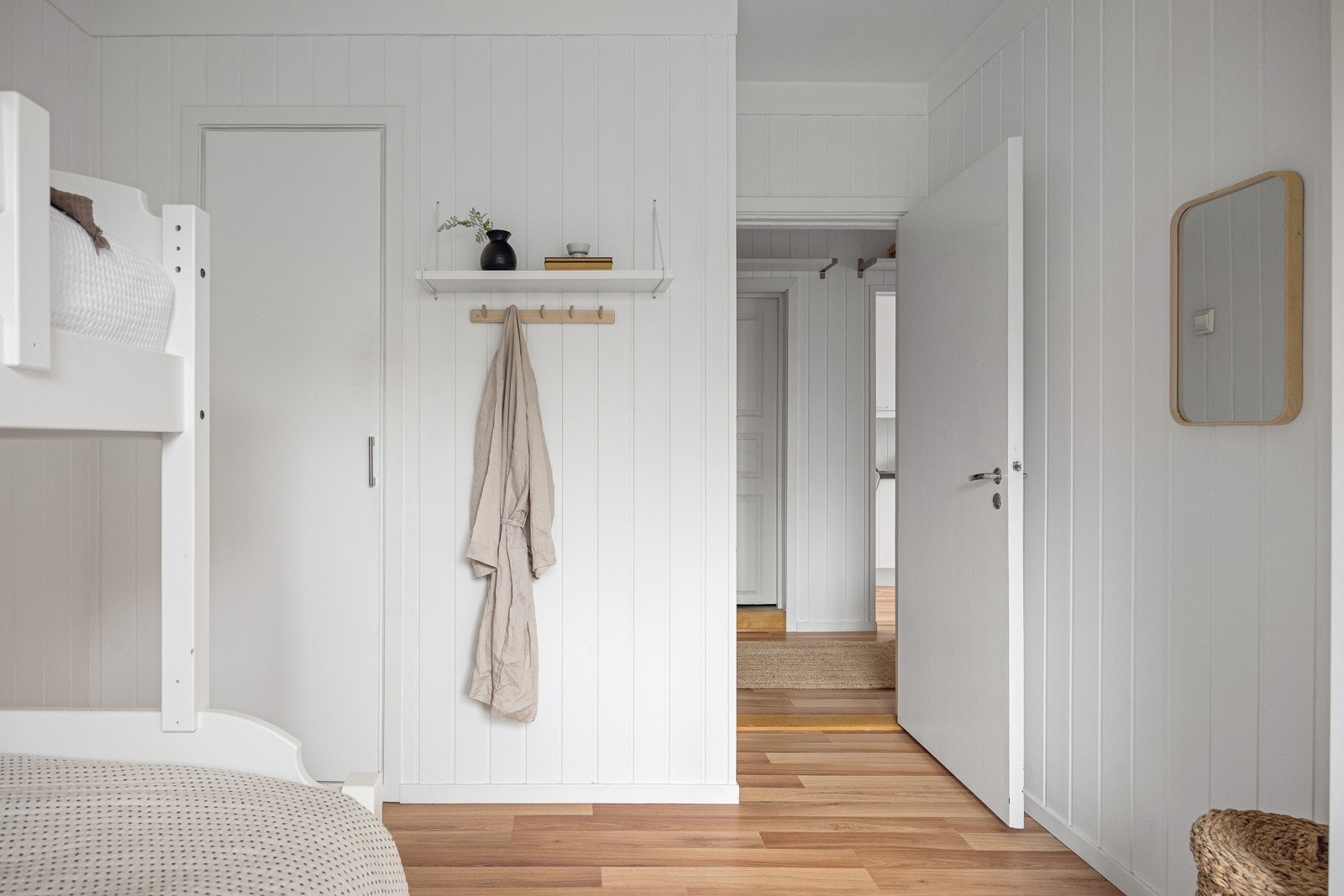 Soverom med god plass til dobbeltseng. Galleribilde