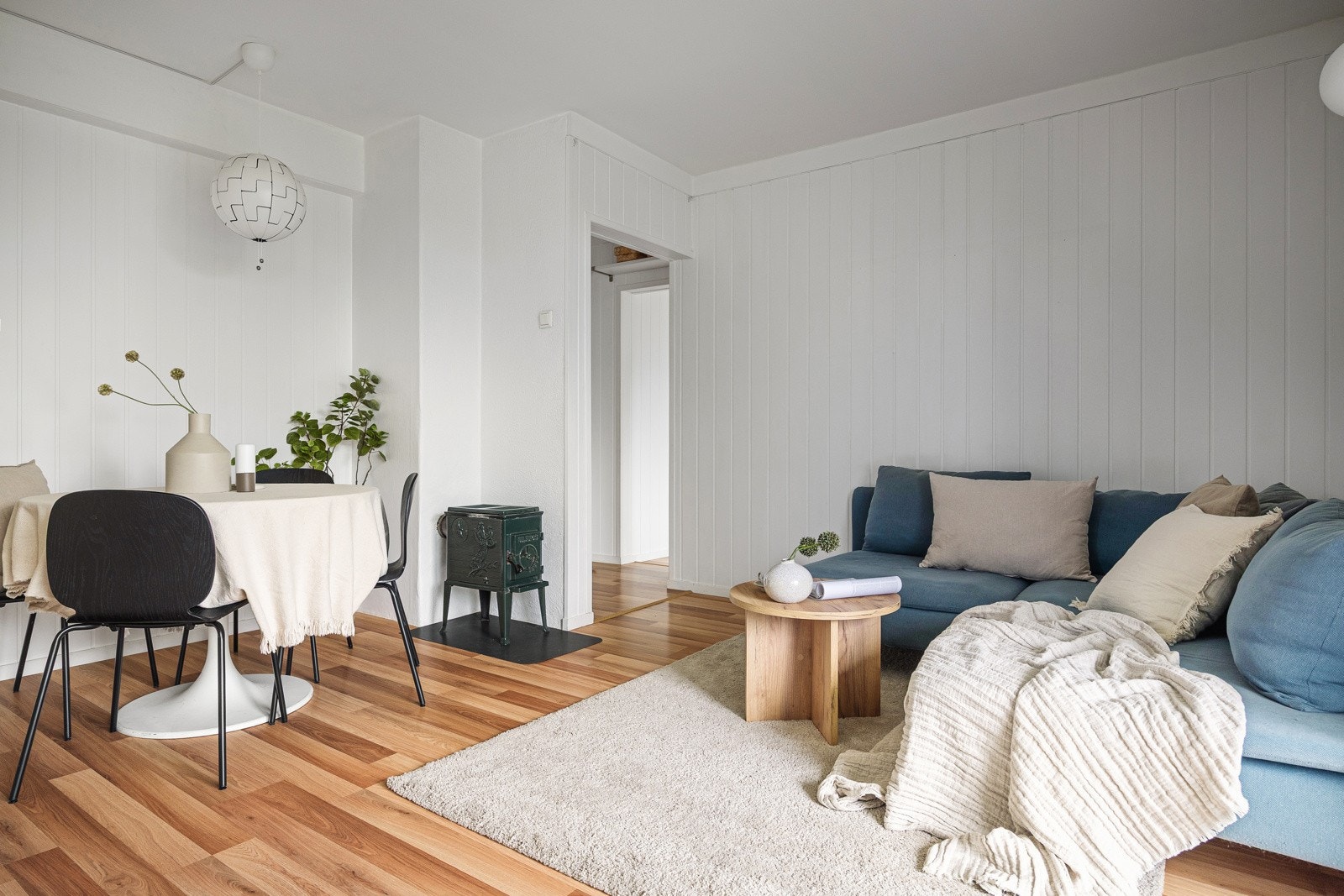 Stue med plass til både sofa og spisebord. Vedovn. Galleribilde