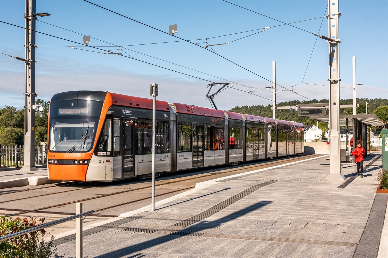 Det er ca. 4 minutters gange til bybanestoppet på Fyllingsdalen terminal. Her ligger også Oasen kjøpesenter med et godt utvalg av servicefasiliteter. Galleribilde