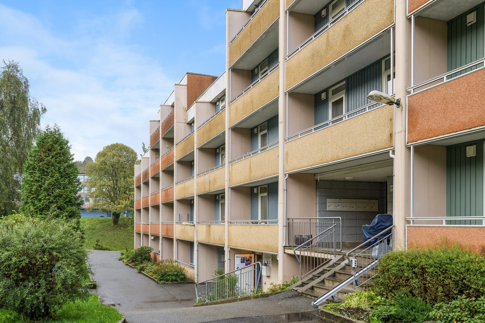 Leiligheten ligger med tilnærmet trappefri adkomst med bare 6 trappetrinn opp fra bakkeplan. På framsiden ligger leiligheten i 2.etg. Galleribilde