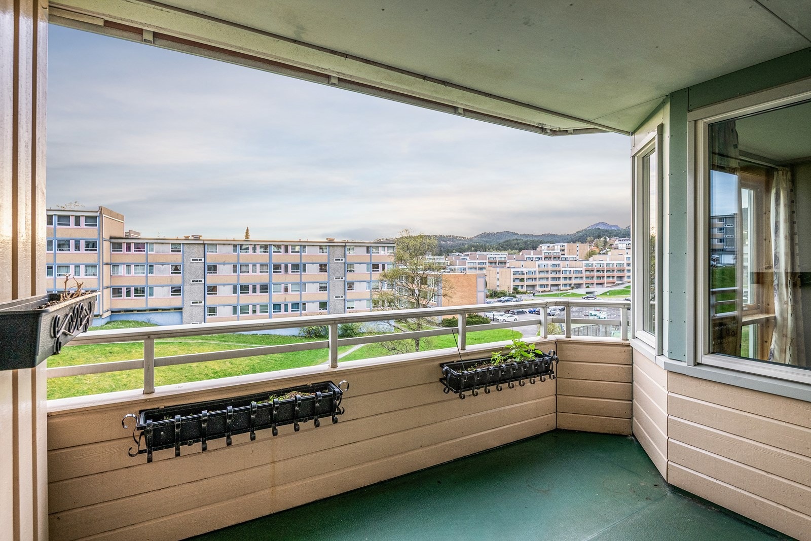 Balkongen har god plass til både sittegruppe og grill. Det er lagt ut strøm om det er ønskelig med feks. varmelampe. Galleribilde