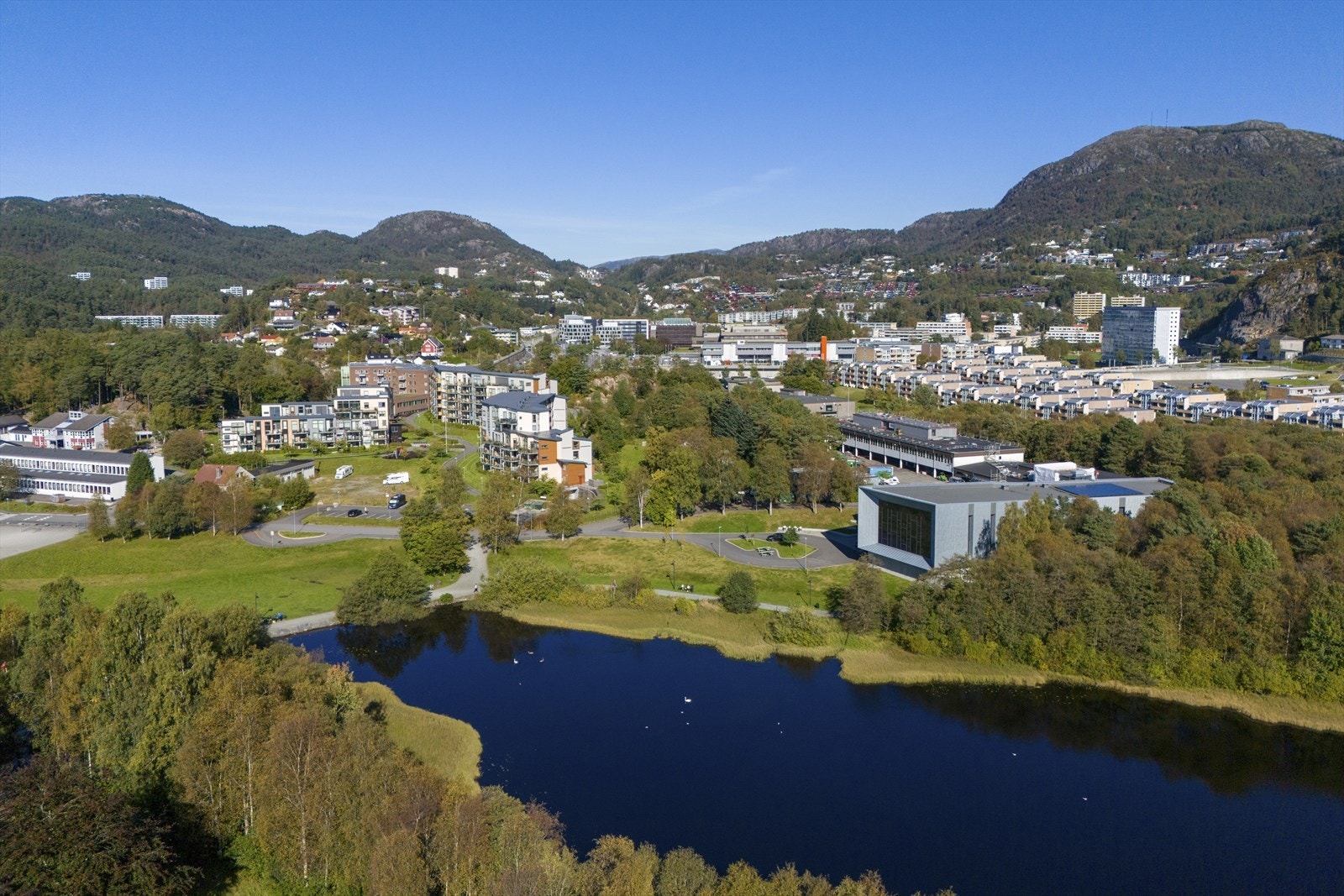 Ortunvannet Ortun skole - like ved. Galleribilde
