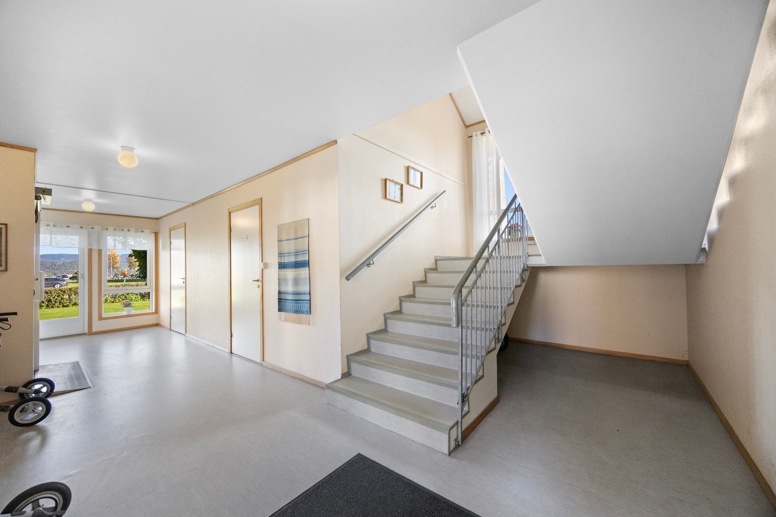 Fellesrom til redskapsbod, heis til 2.etg og boder Galleribilde