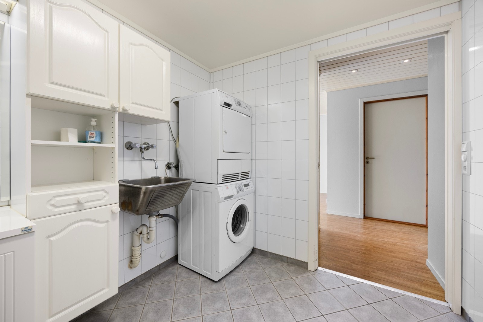Badet er meget romslig i tillegg til at det er godt med skappass Galleribilde