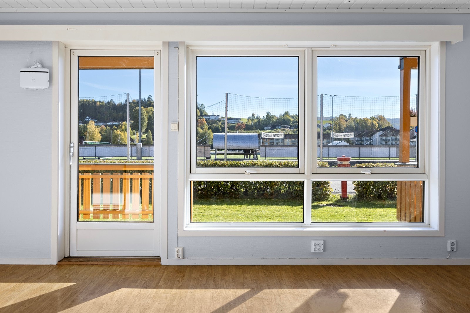 I stua er det store vindusflater som skaper en god romfølelse og slipper inn rikelig med naturlig lys Galleribilde