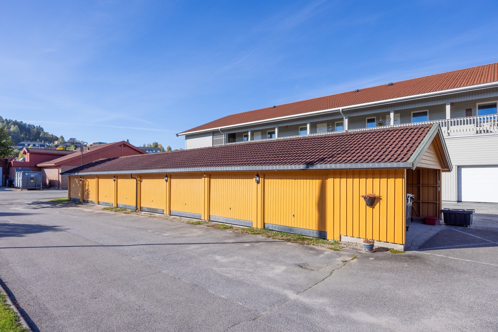 Eier har egen bilopstillingsplass på felles parkeringsområde. Mulighet for garasjeplass etter ventelisteordning Galleribilde