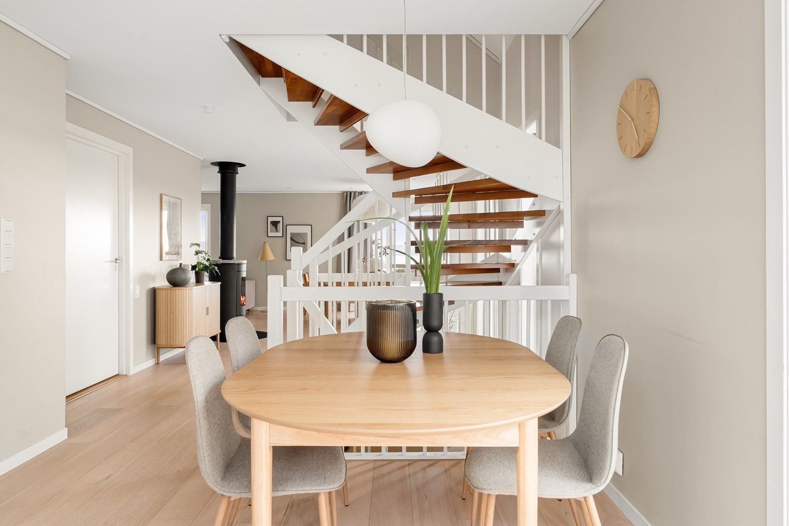 Plass til to spisebord i stuen Galleribilde