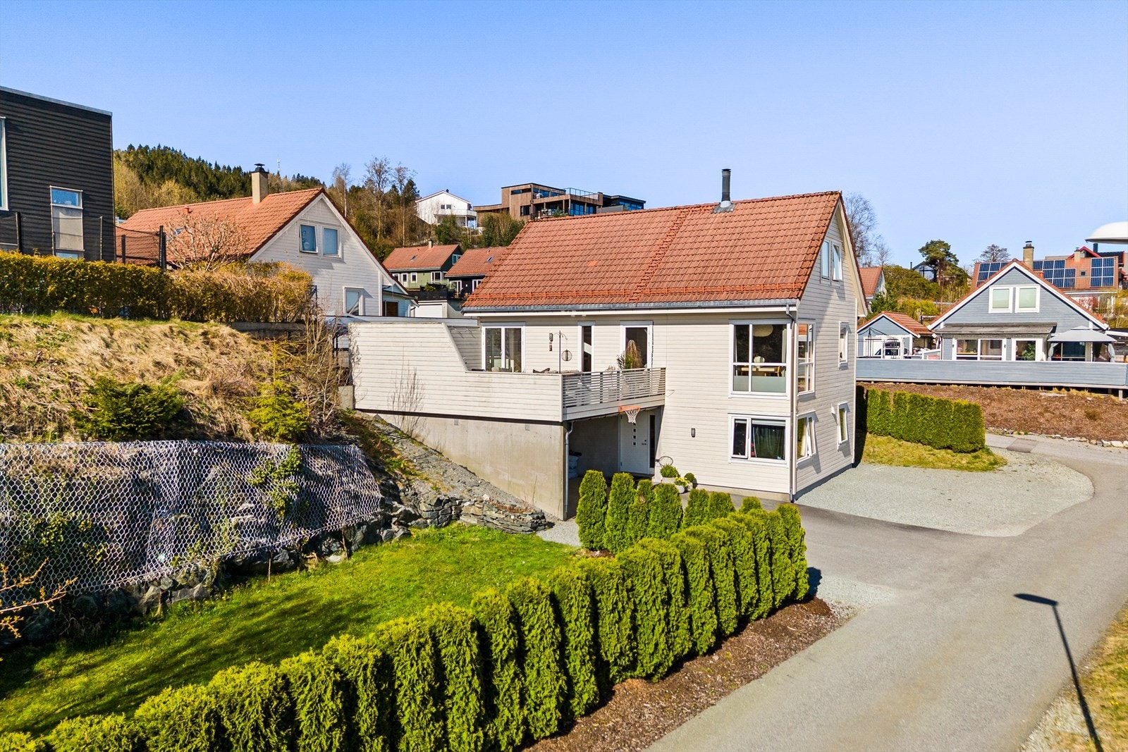 Skjermet og pen hage Galleribilde
