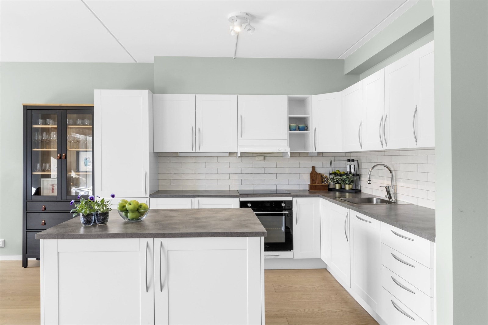 Kjøkken med praktisk øy og moderne innredning, perfekt for matlaging. Galleribilde