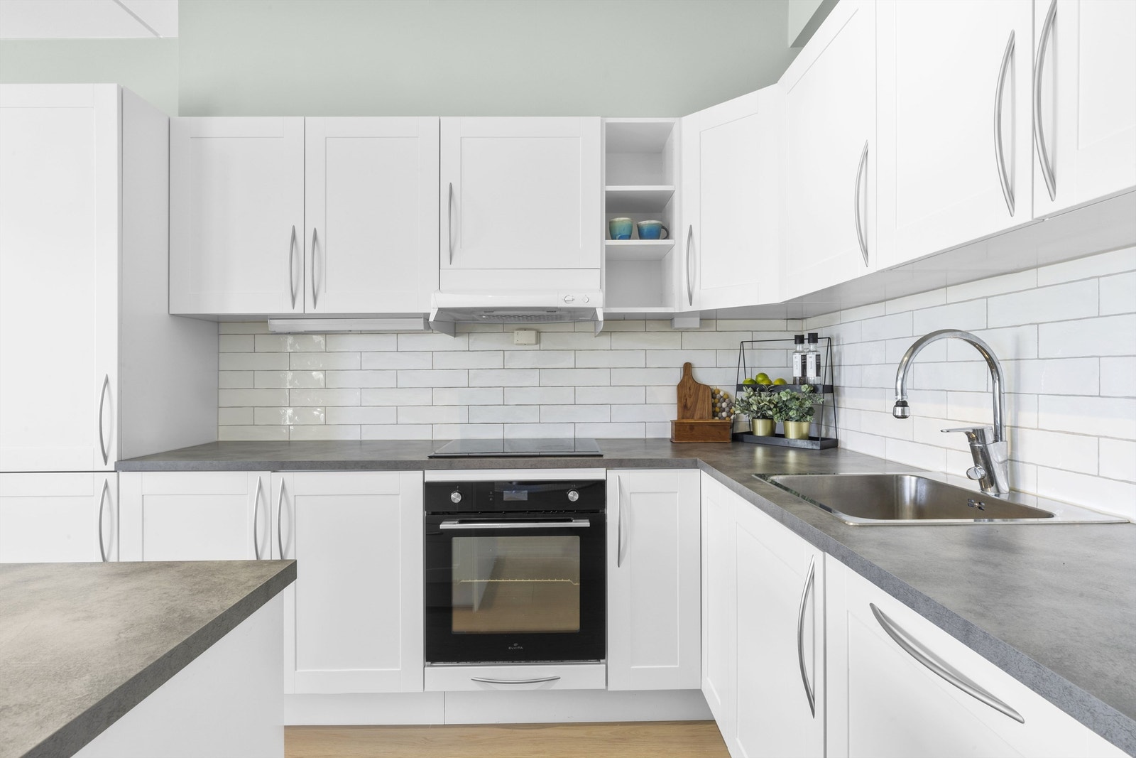 Moderne detaljer, rikelig med benkeplass og praktisk oppbevaring. Galleribilde