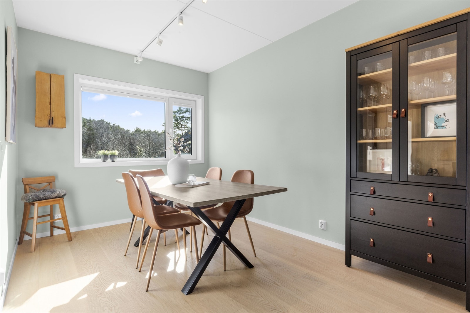 Myk og rolig farge på veggene skaper en frisk og avslappende stemning i rommet. Galleribilde