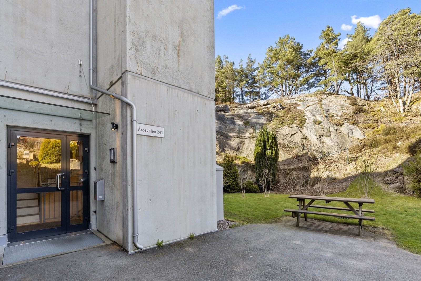 Uteområde med naturskjønn utsikt mot fjell og trær, perfekt for friluftsliv og rolig avslapning. Galleribilde