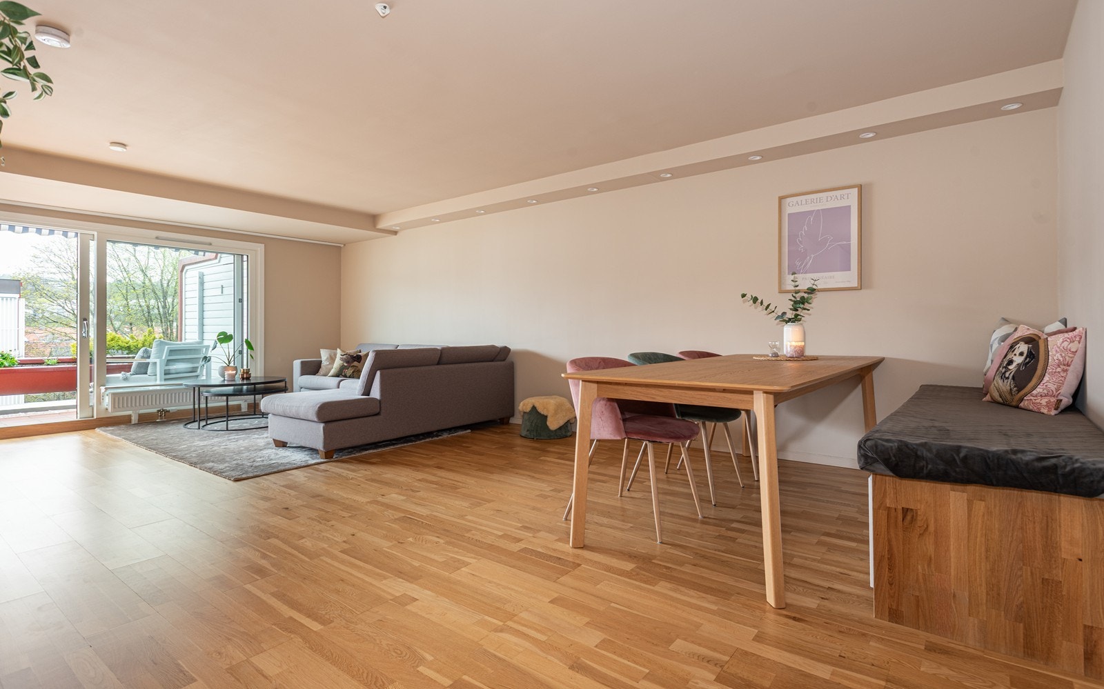 Spottene er dimmbare og gir et varmt og stemningsfullt lys på kvelden - perfekt for å skape lun atmosfære Galleribilde