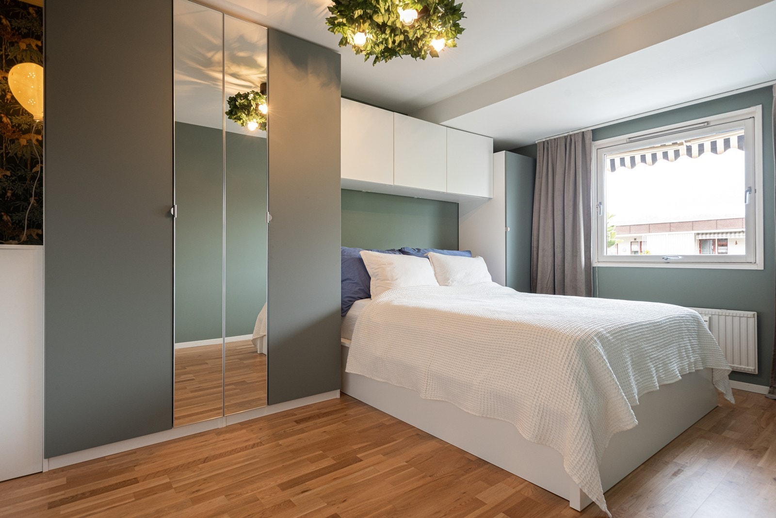 Romslig soverom med plass til dobbeltseng og stor garderobe Galleribilde