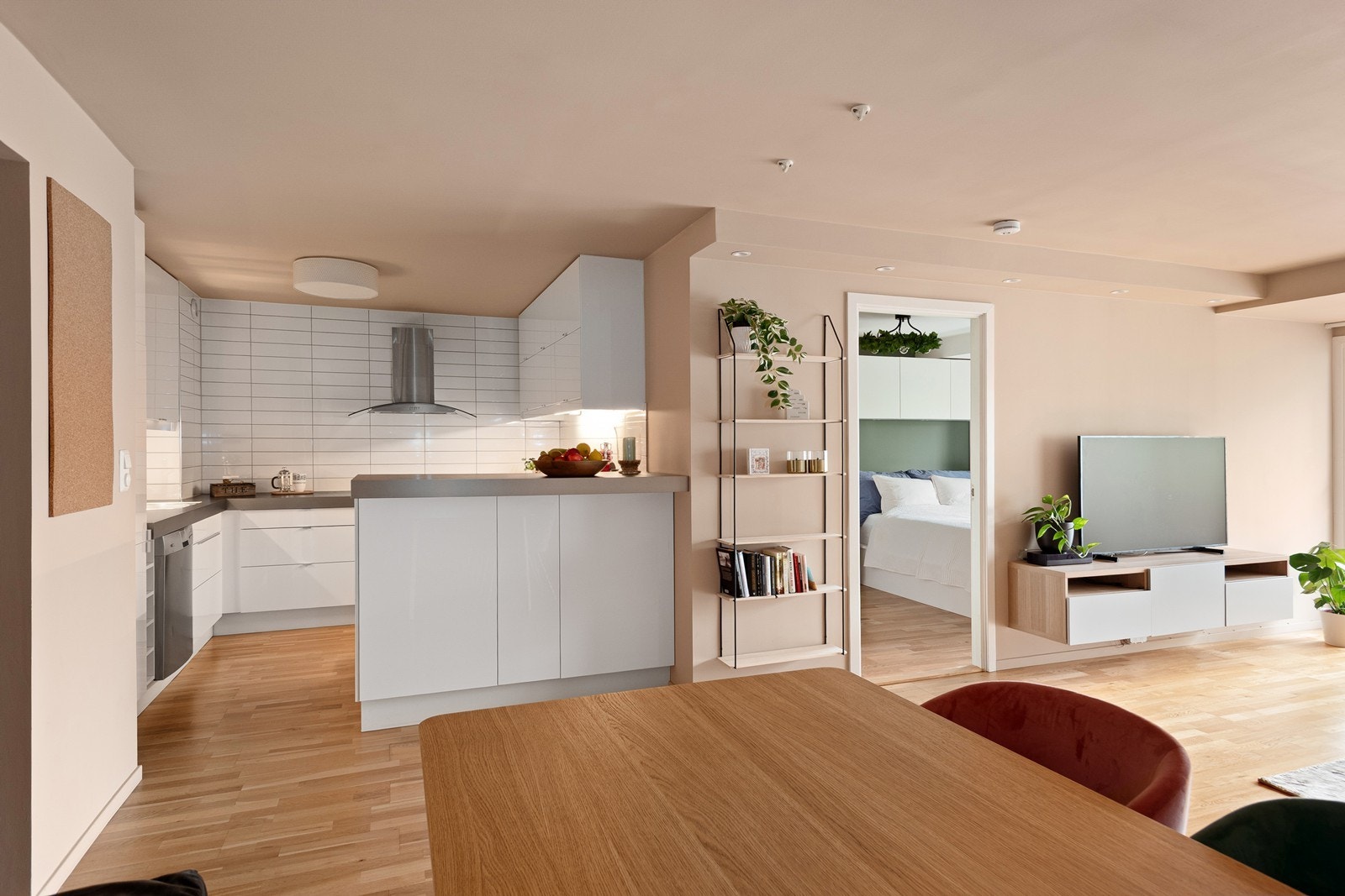 Åpen stue- og kjøkkenløsning med naturlige soner gjør leiligheten lett å møblere Galleribilde