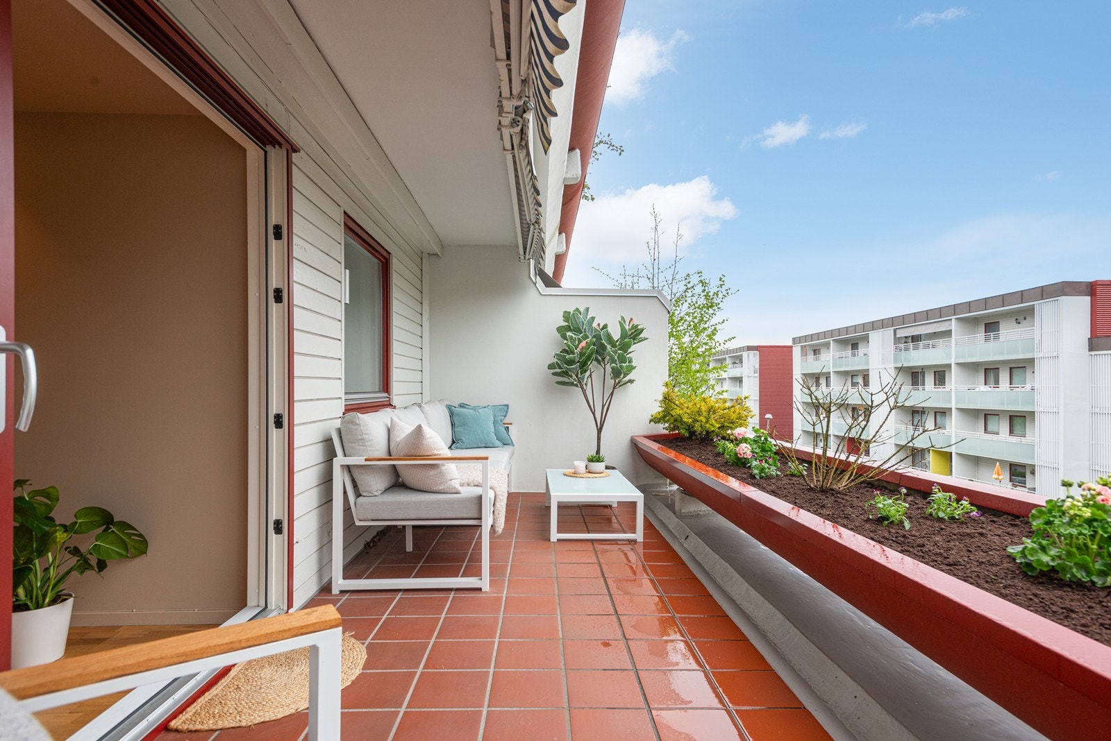 Gode solforhold og plass til det man måtte ønske av utemøbler samt en praktisk utebod Galleribilde