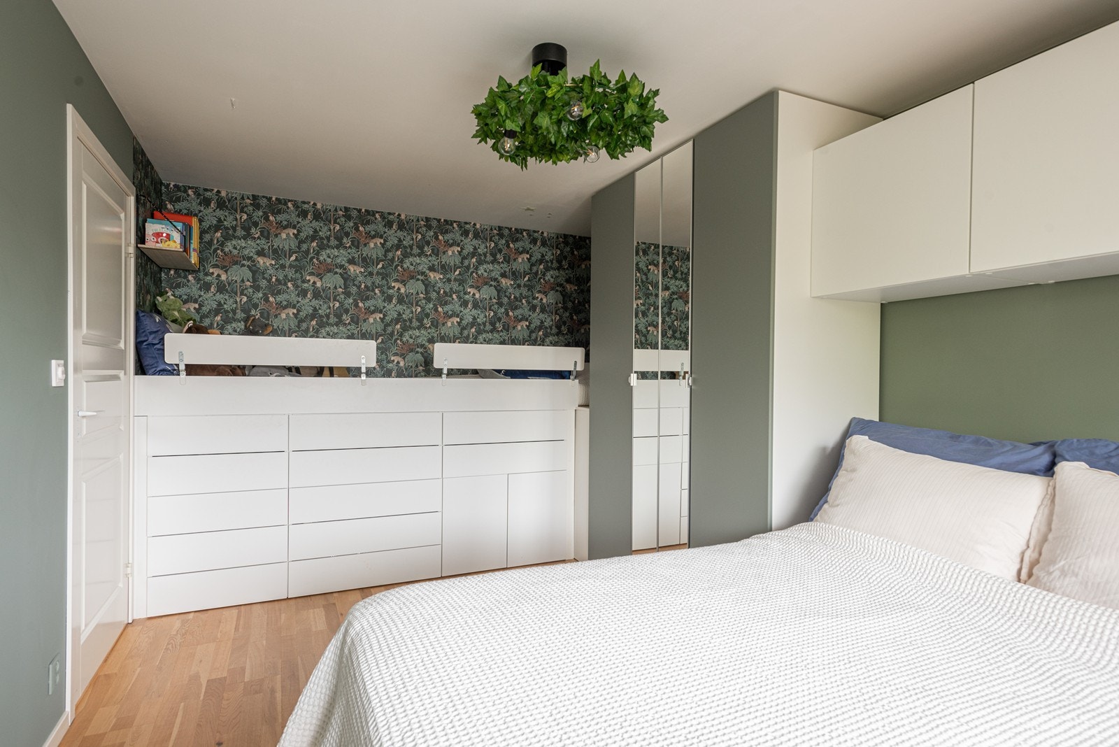 Spesialbygget ekstra seng med skuffer. Kan eventuelt byttes ut med ekstra garderobe eller kontorpult ved behov Galleribilde