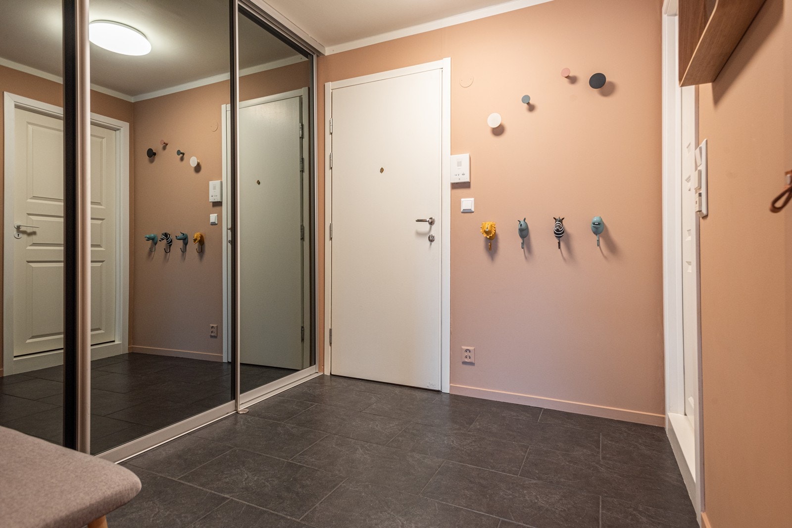 Praktisk entré med skyvedør som skjuler ekstra stor garderobe/oppbevaringsplass Galleribilde
