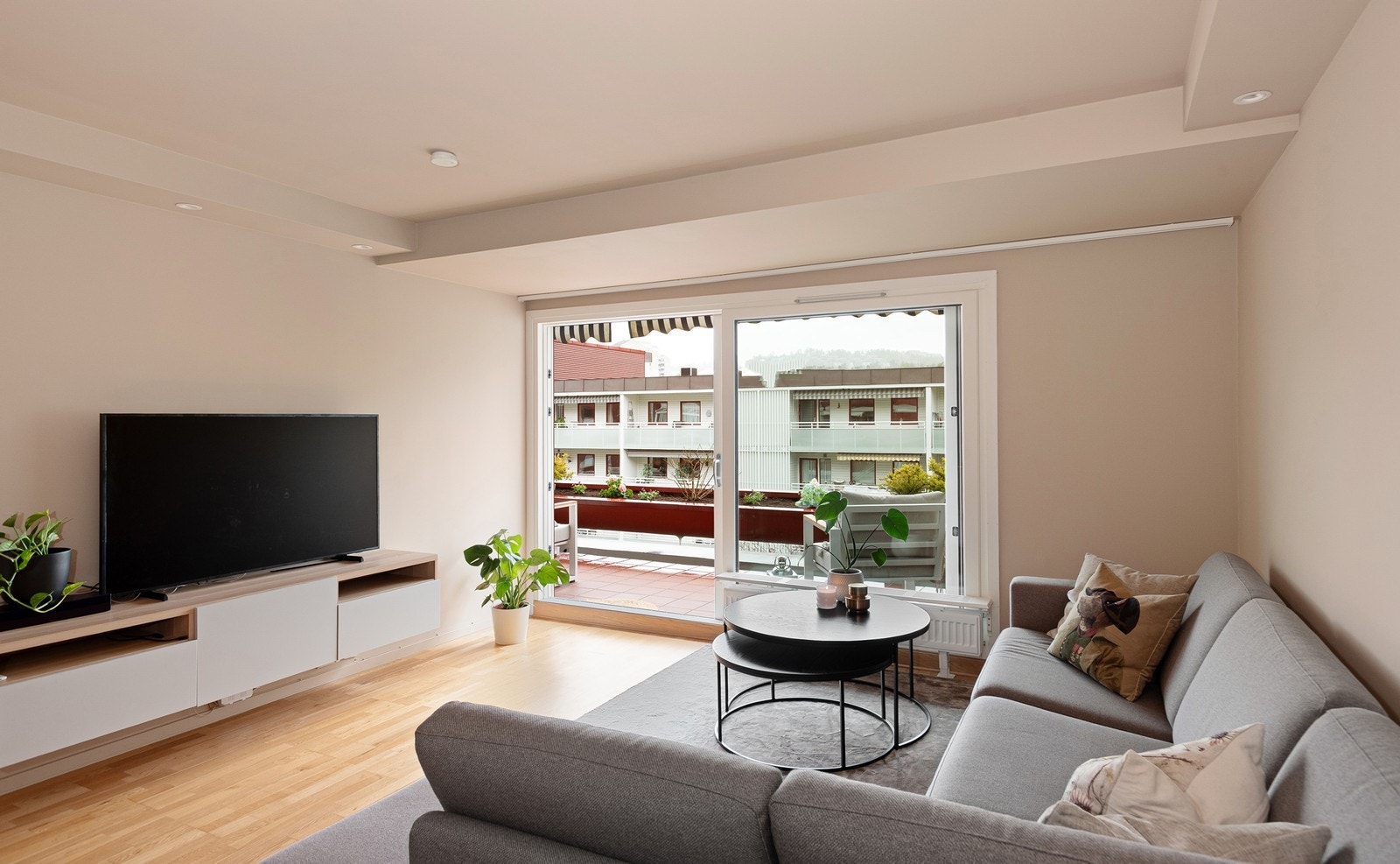 Stue med utgang til terrasse med ny dør fra 2023 Galleribilde