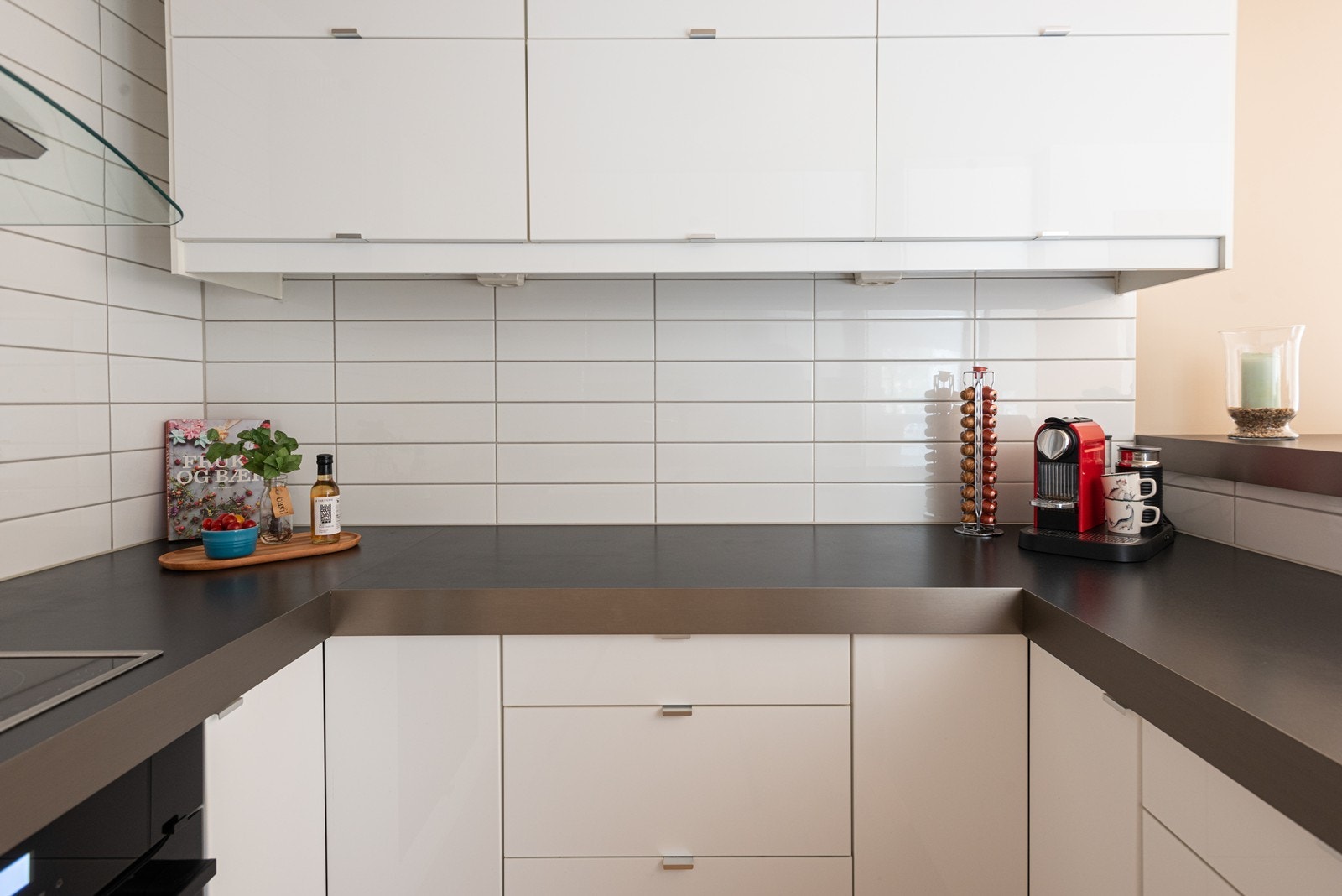 Kjøkken med spotbelysning under overskap Galleribilde