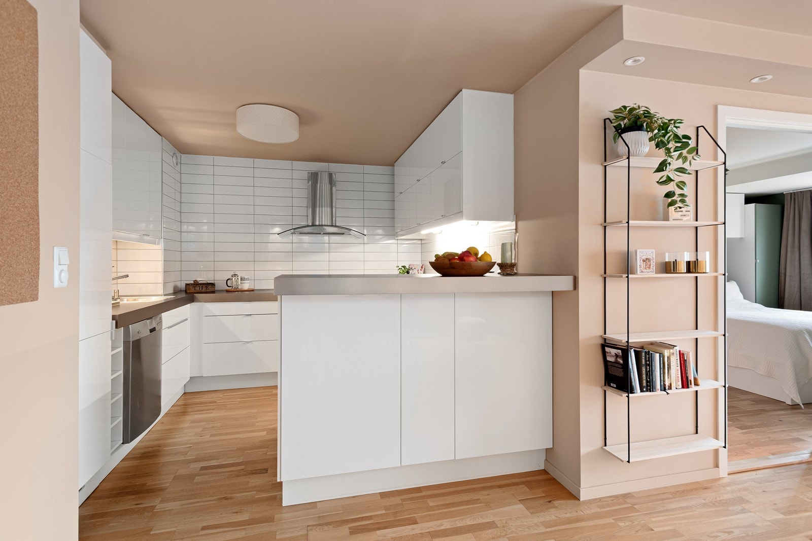 Kjøkkenet er fra 2010 og har mye skap- og benkeplass Galleribilde