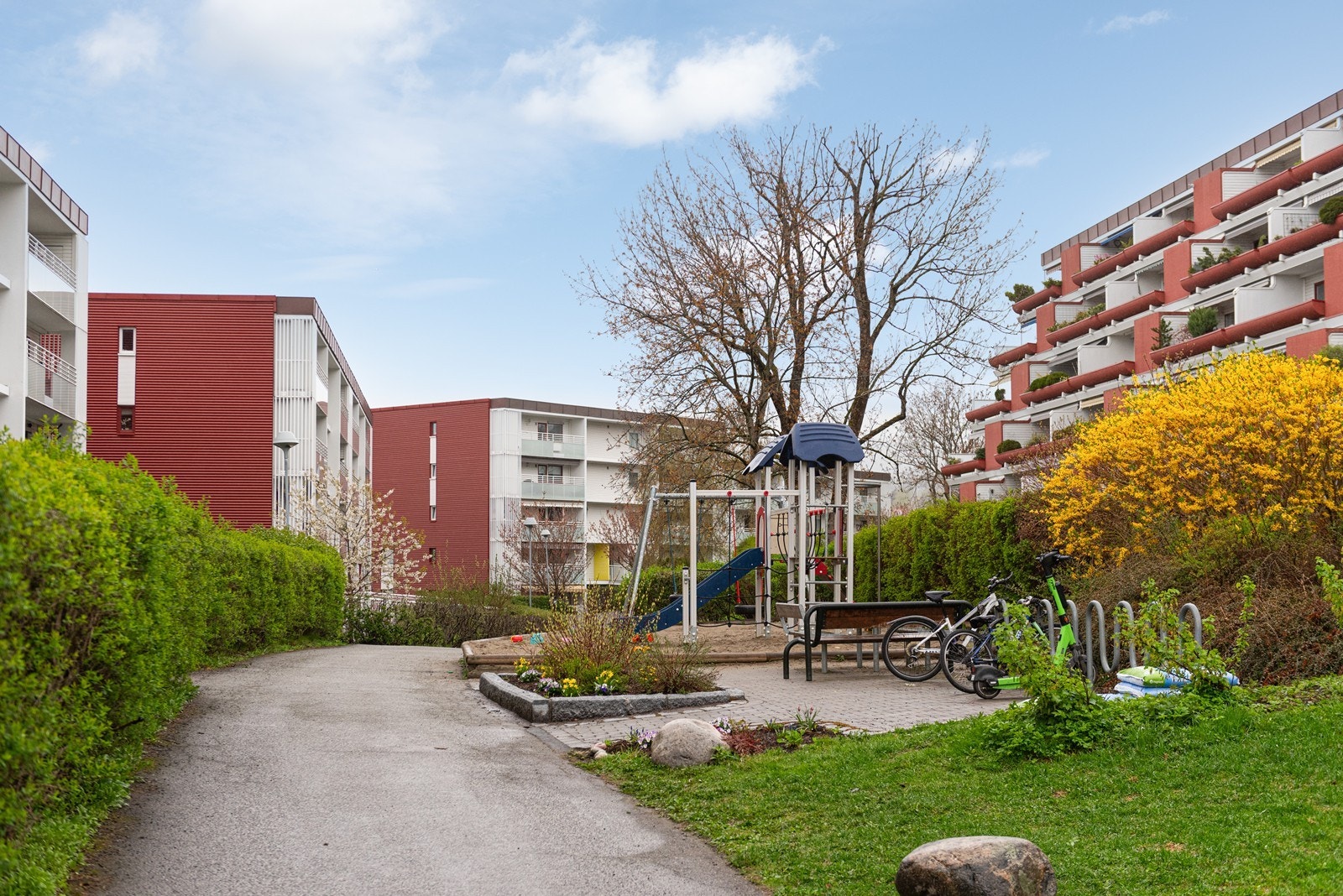 Området er godt tilrettelagt for barnefamilier med lekeplasser og friområder Galleribilde