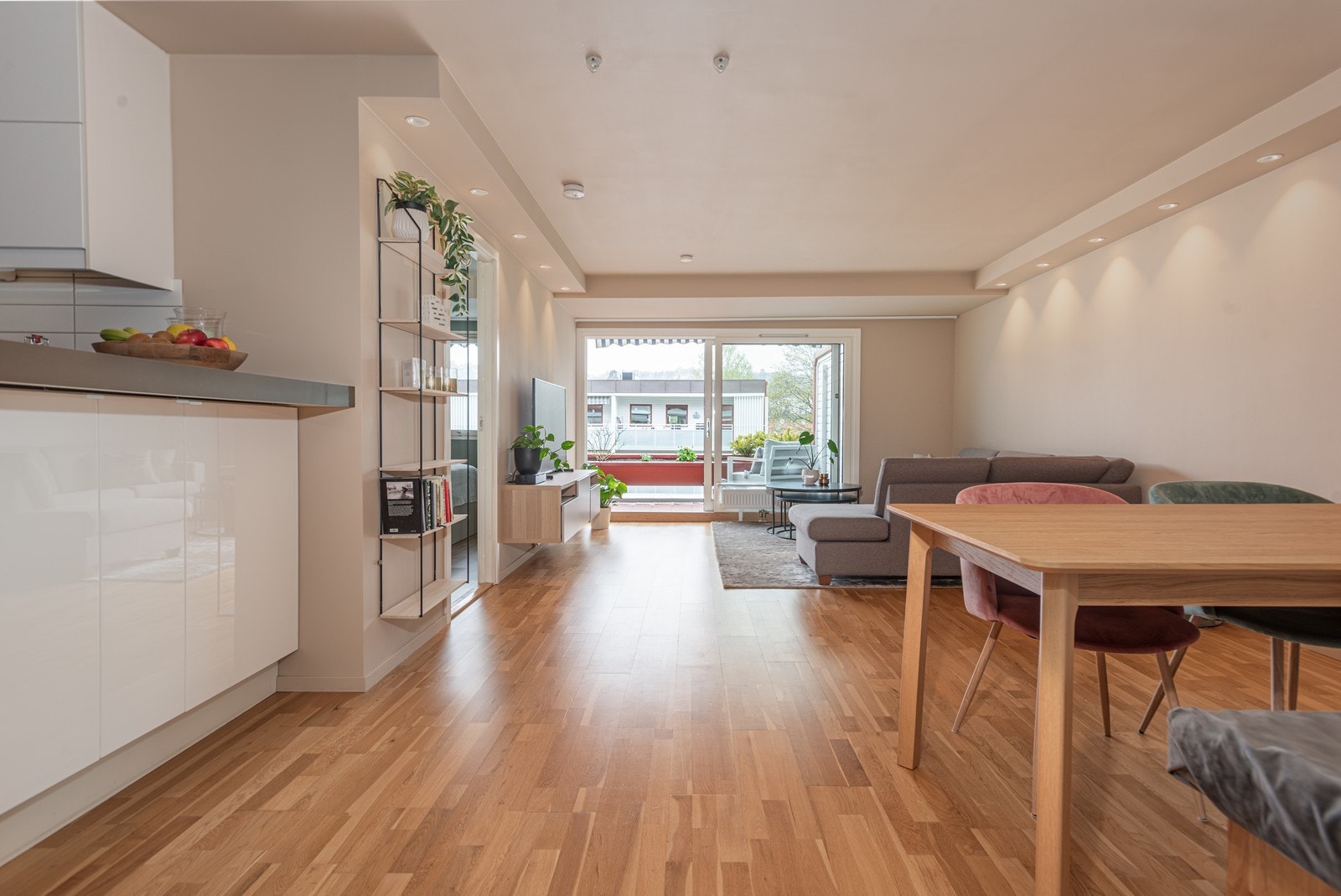 Diskré og moderne LED-spotter i himlingen sørger for jevn belysning Galleribilde