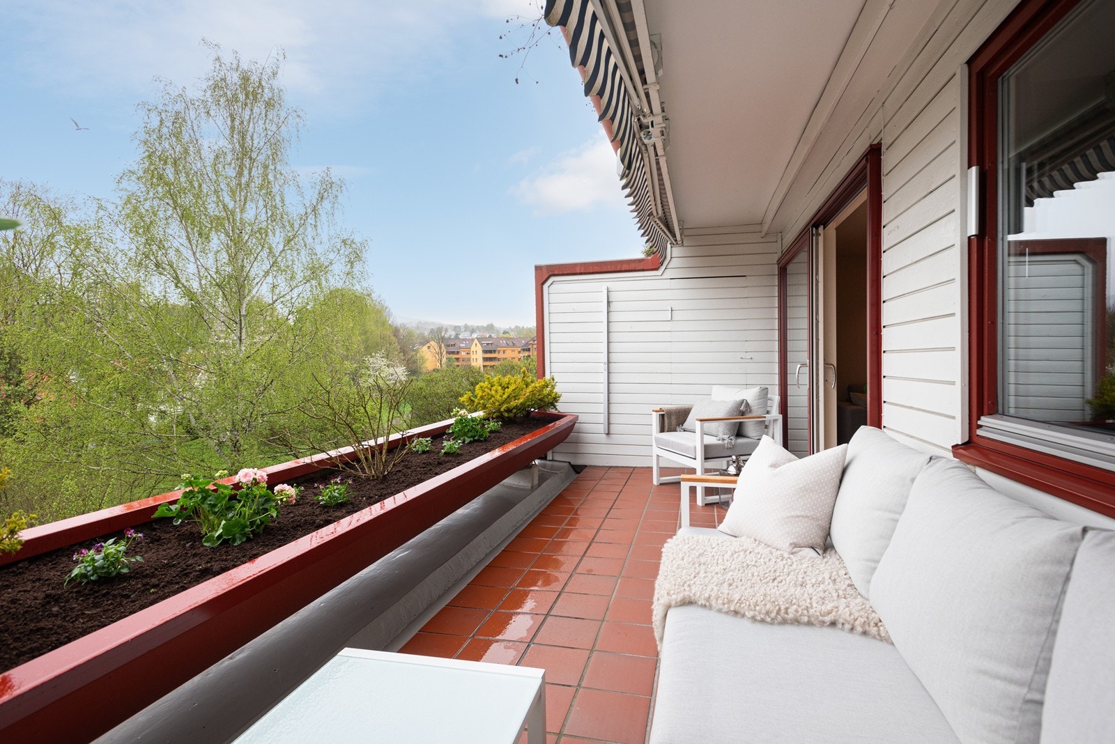 Stor og meget attraktiv 2-roms med nordvestvendt terrasse og garasje med lader Galleribilde