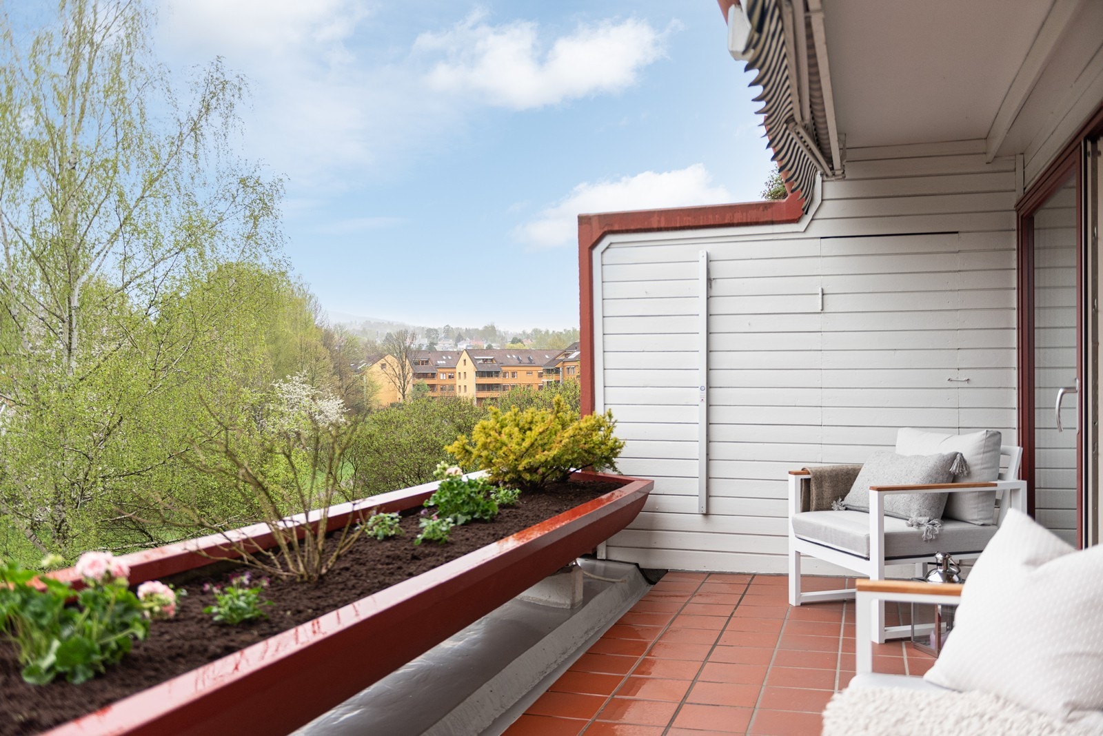 Romslig, nordvestvendt terrasse med hyggelig utsyn og sol fra ettermiddag til kveld. Praktisk utebod gir ekstra oppbevaringsplass Galleribilde