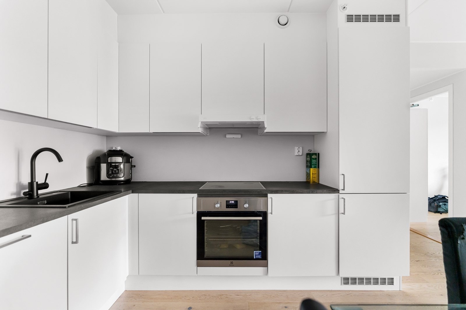 Pent, lyst og moderne kjøkken med glatte fronter. Galleribilde