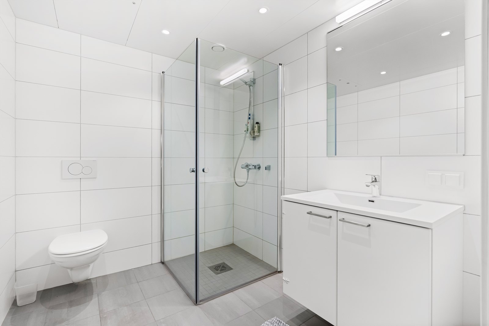 Leiligheten har to flotte, moderne og romslige baderom. Begge er flislagt, har varme i gulv og downlights. Galleribilde