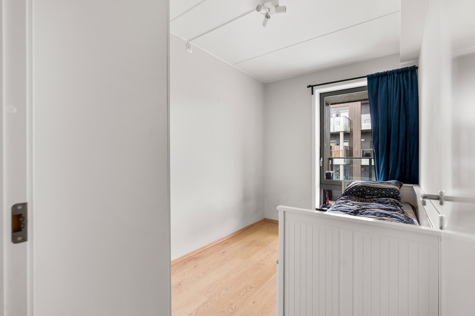 De store vindusflatene gir rikelig med naturlig lys. Galleribilde