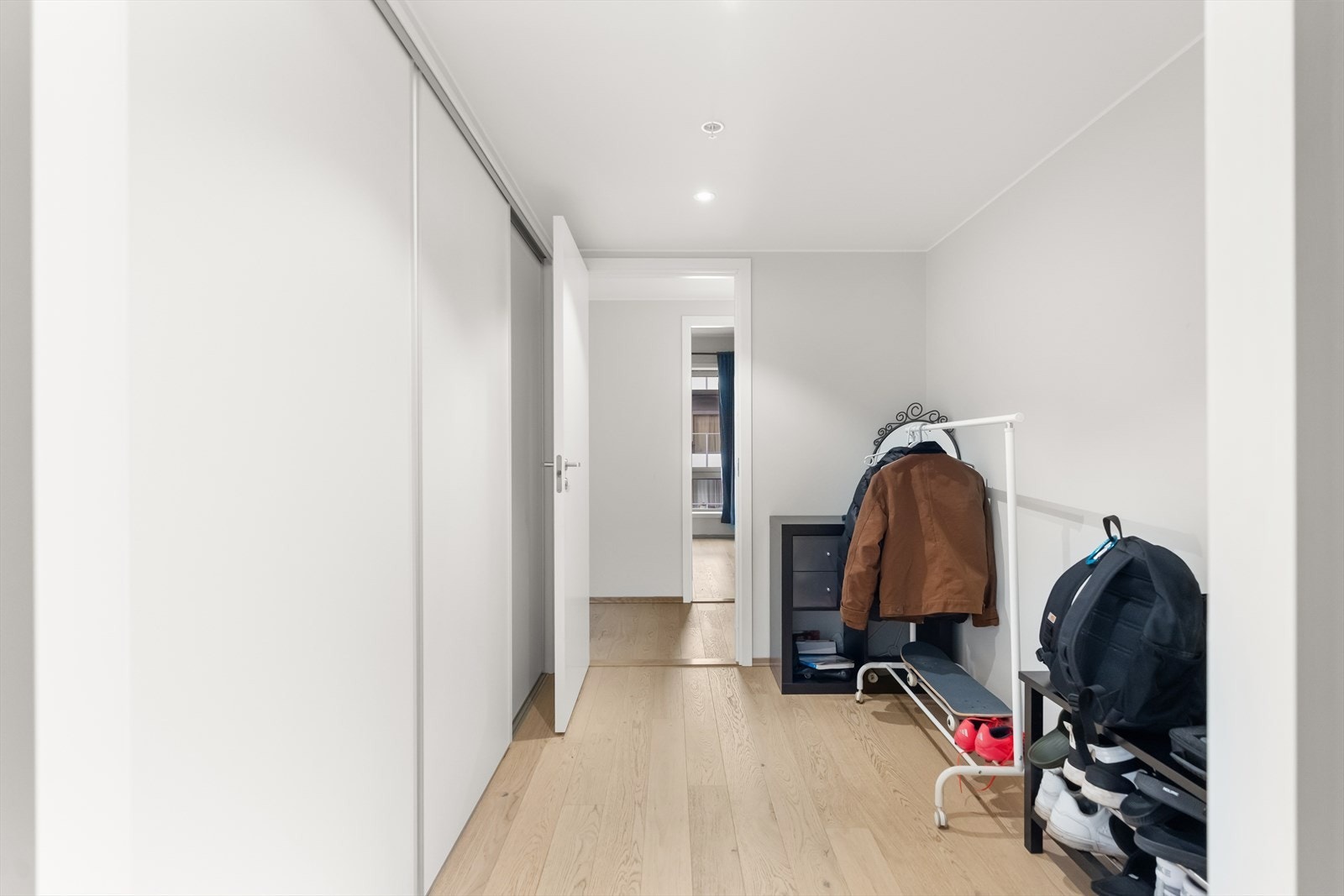 Her ønskes du velkommen inn via en lys og romslig entré, med god plass til oppbevaring av sko og yttertøy! Galleribilde