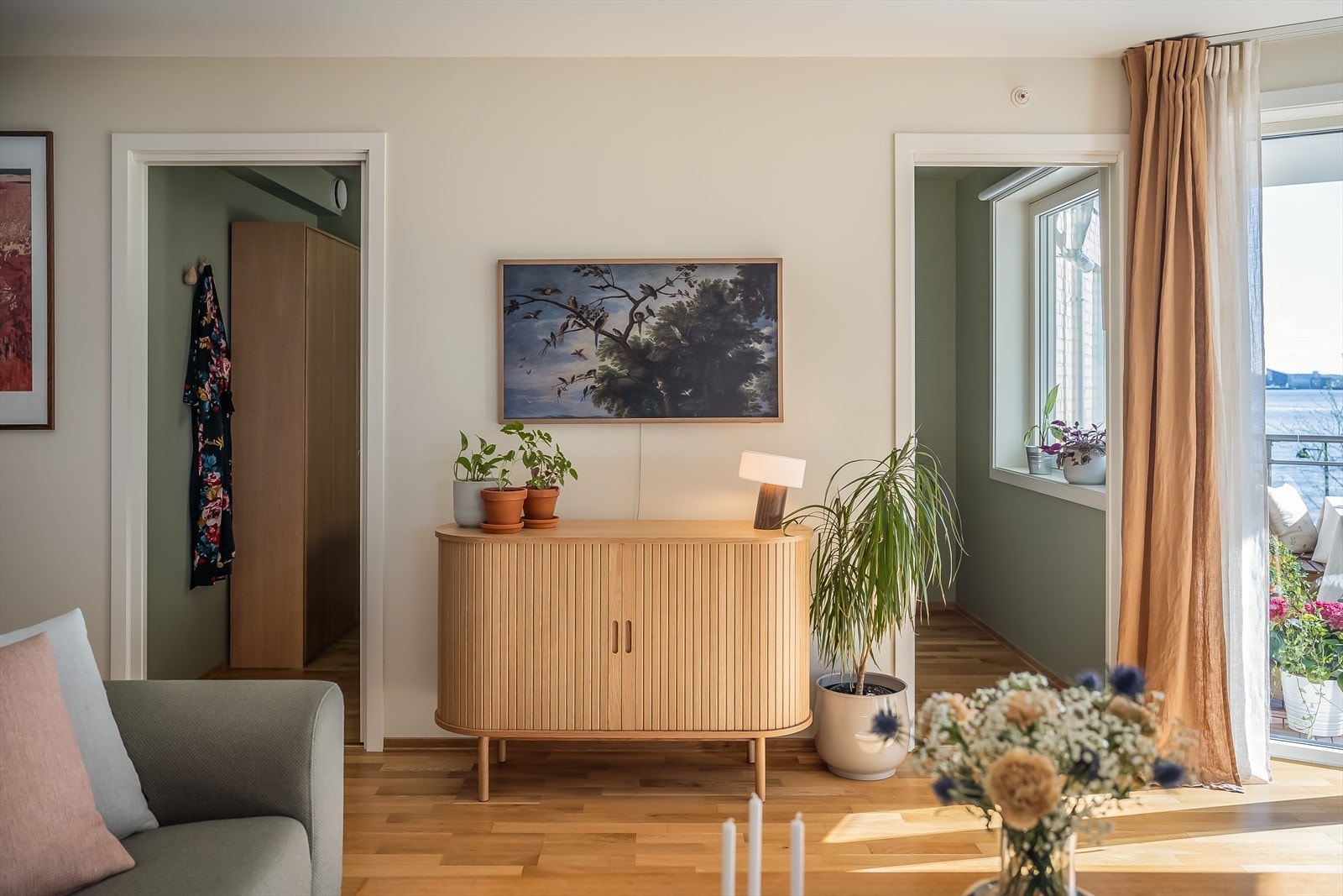 Praktisk TV-vegg mellom dørene inn til soverommet. Det er skyvedører på soverommet, for å gi enda bedre romfølelse. Galleribilde