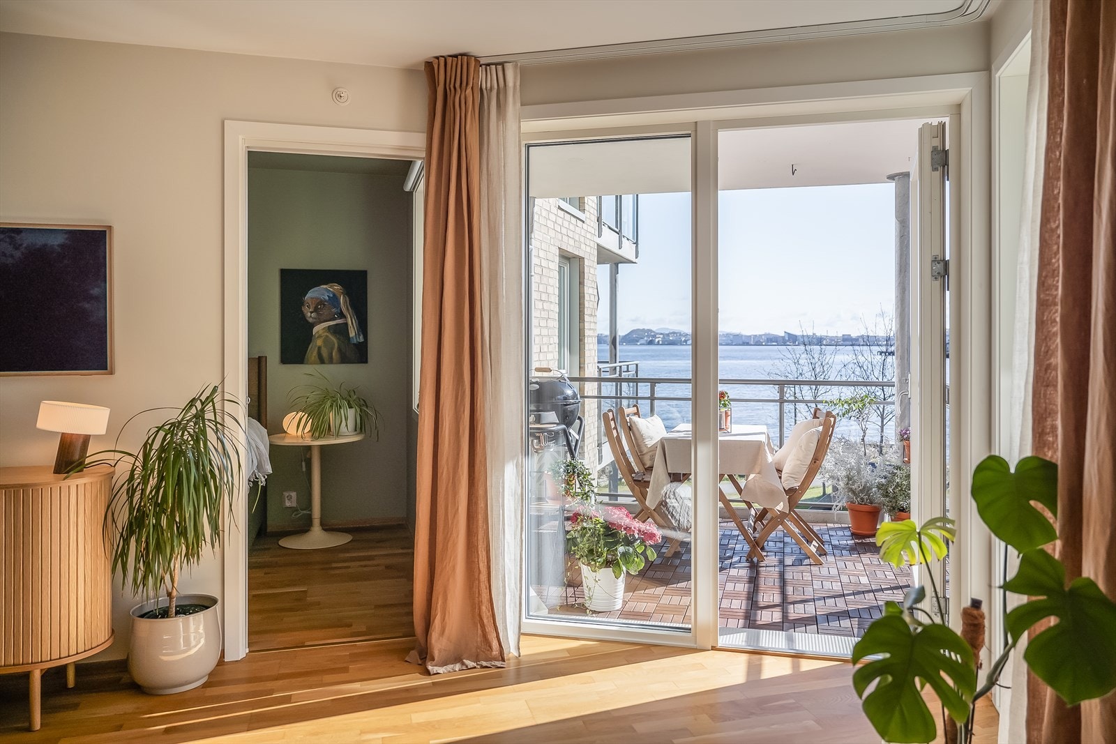 Det er direkte adgang til terrassen fra stuen, og terrassen fungerer som en forlengelse av allrommet på fine sommerdager. Galleribilde