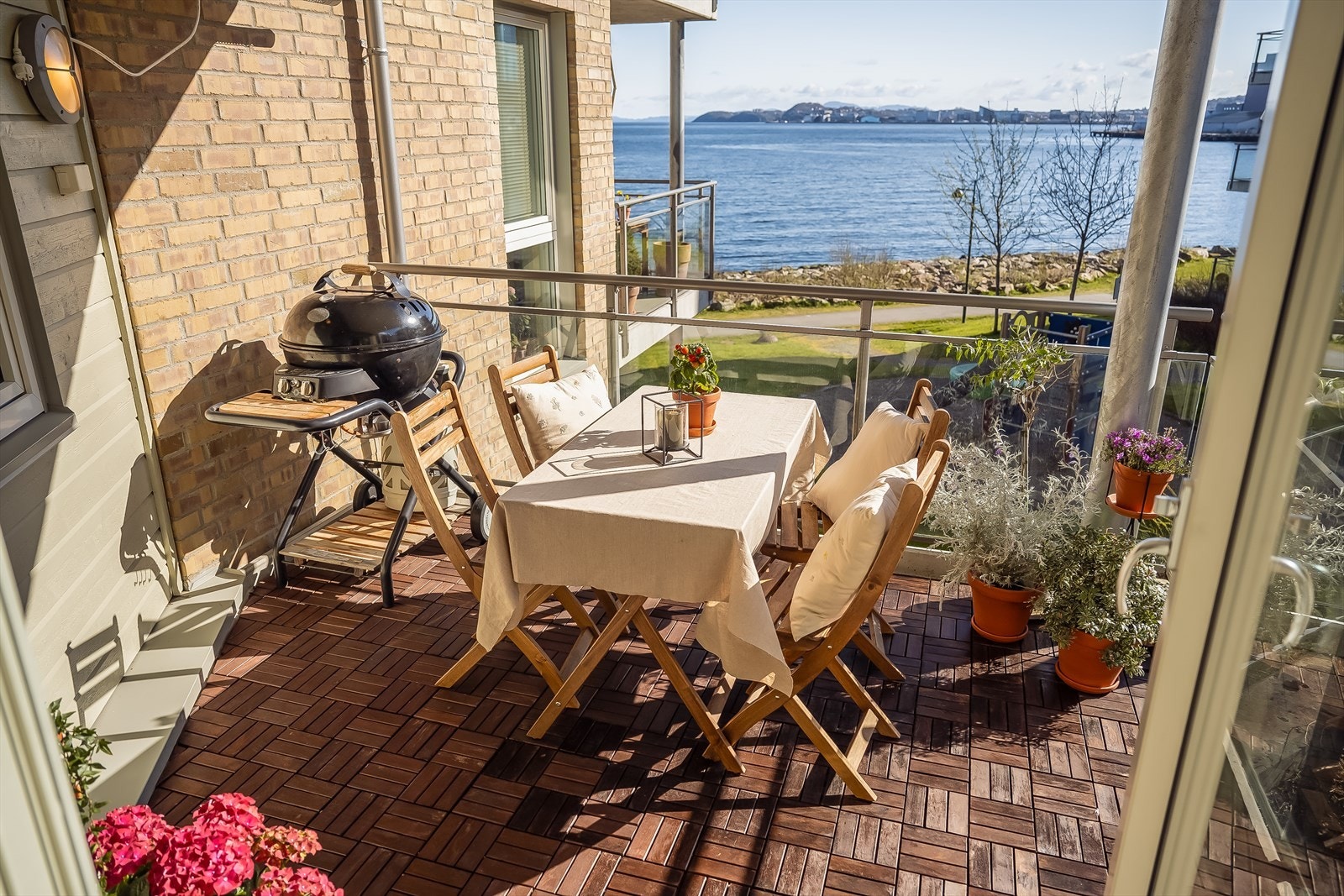 Terrassen strekker seg over hele 8m², og byr på gode møbleringsmuligheter. Galleribilde