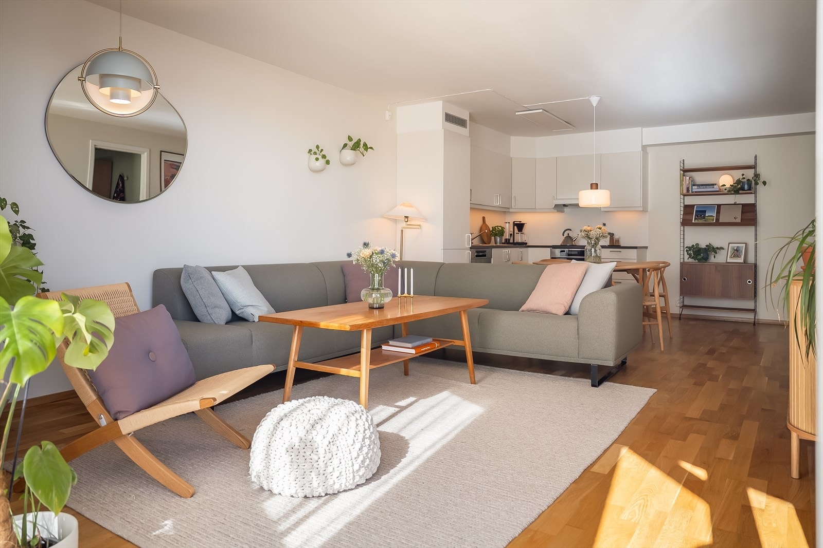 Den åpne løsningen strekker seg over hele 32,2 m², noe som skaper god plass til både sofagruppe og spiseseksjon. Galleribilde