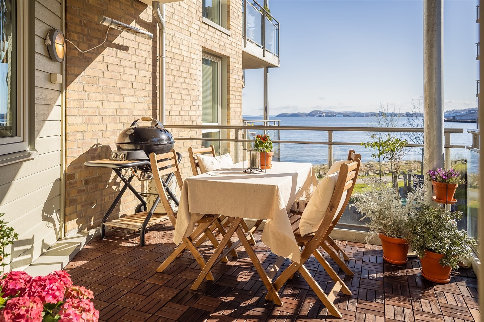 Velkommen til Mellomila 98 - en innholdsrik og moderne 2-roms selveierleilighet i høy 1. etg, beliggende i attraktive Ilsvika. Galleribilde