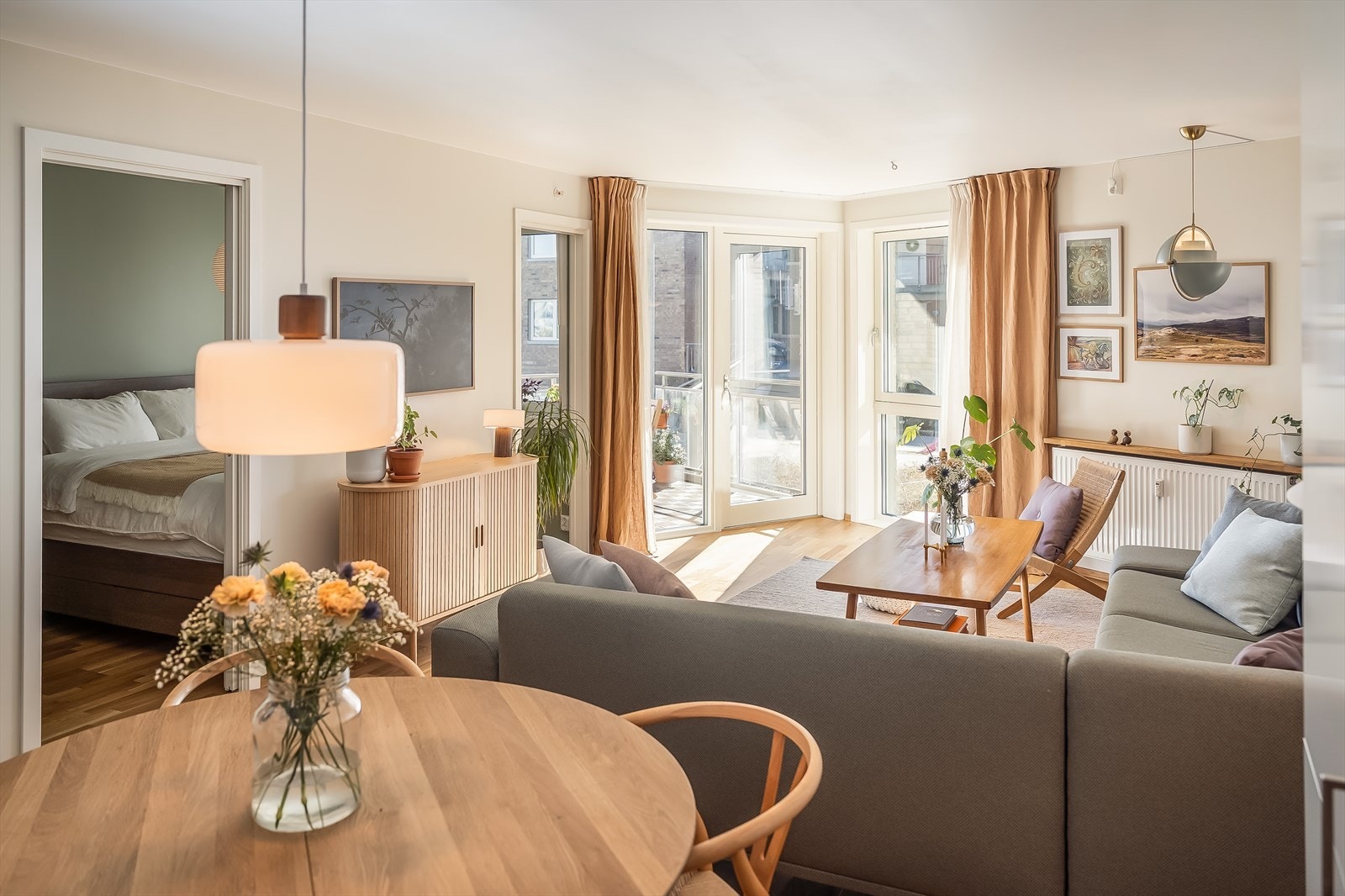 Leilighetens beliggenhet og rause vindusflater gir godt med naturlig lys og skaper en romslig atmosfære. Galleribilde