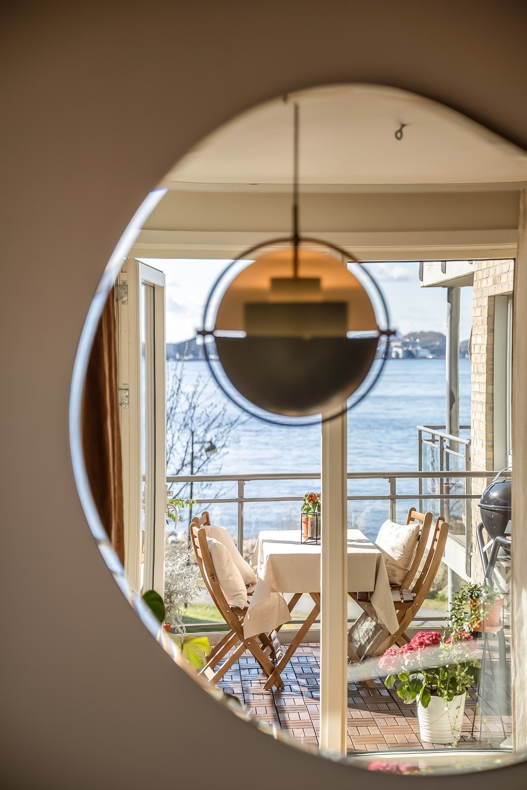 Boligen er tilhørende det populære Extra-konseptet som blant annetgir 2 gjestehybler, kafé og treningsrom med tilhørende fasiliteter. Utleie av treningsrom, hybler og selskapslokale administreres av servicevert. Galleribilde