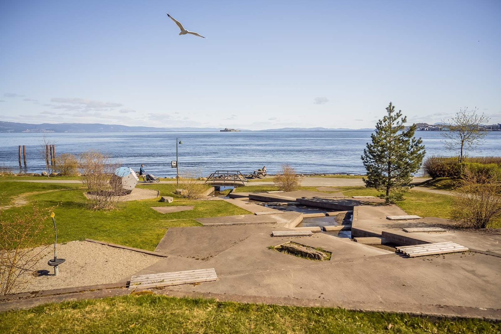 Her bor du tett på store grøntarealer langs strandpromenaden, med bla. sandvolleyballbane, lekeplass og bademuligheter. Galleribilde